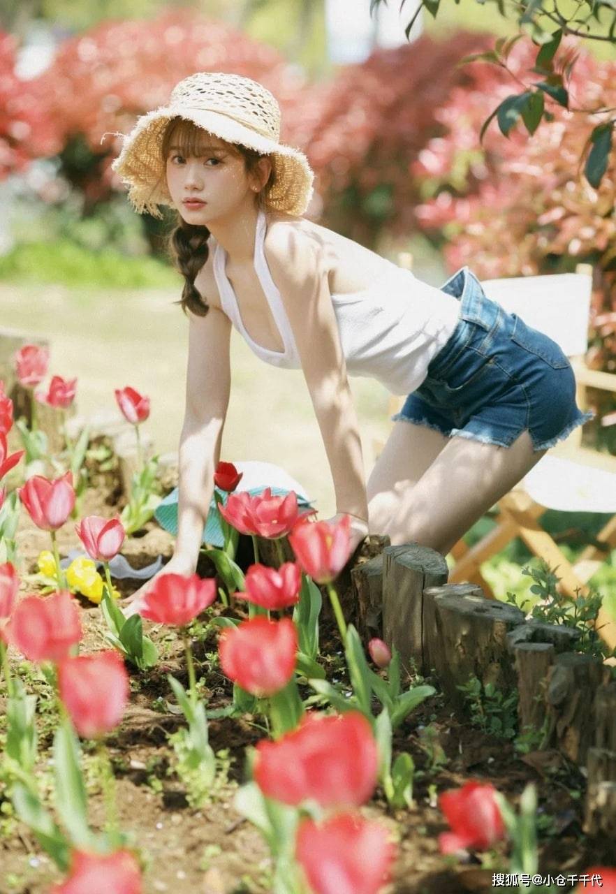 春日午后悠闲时光女子户外品茗赏花