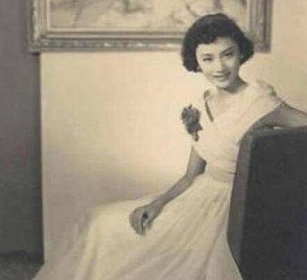 她是金庸爱而不得的女子恩爱52年的丈夫去世她却流不出一滴泪