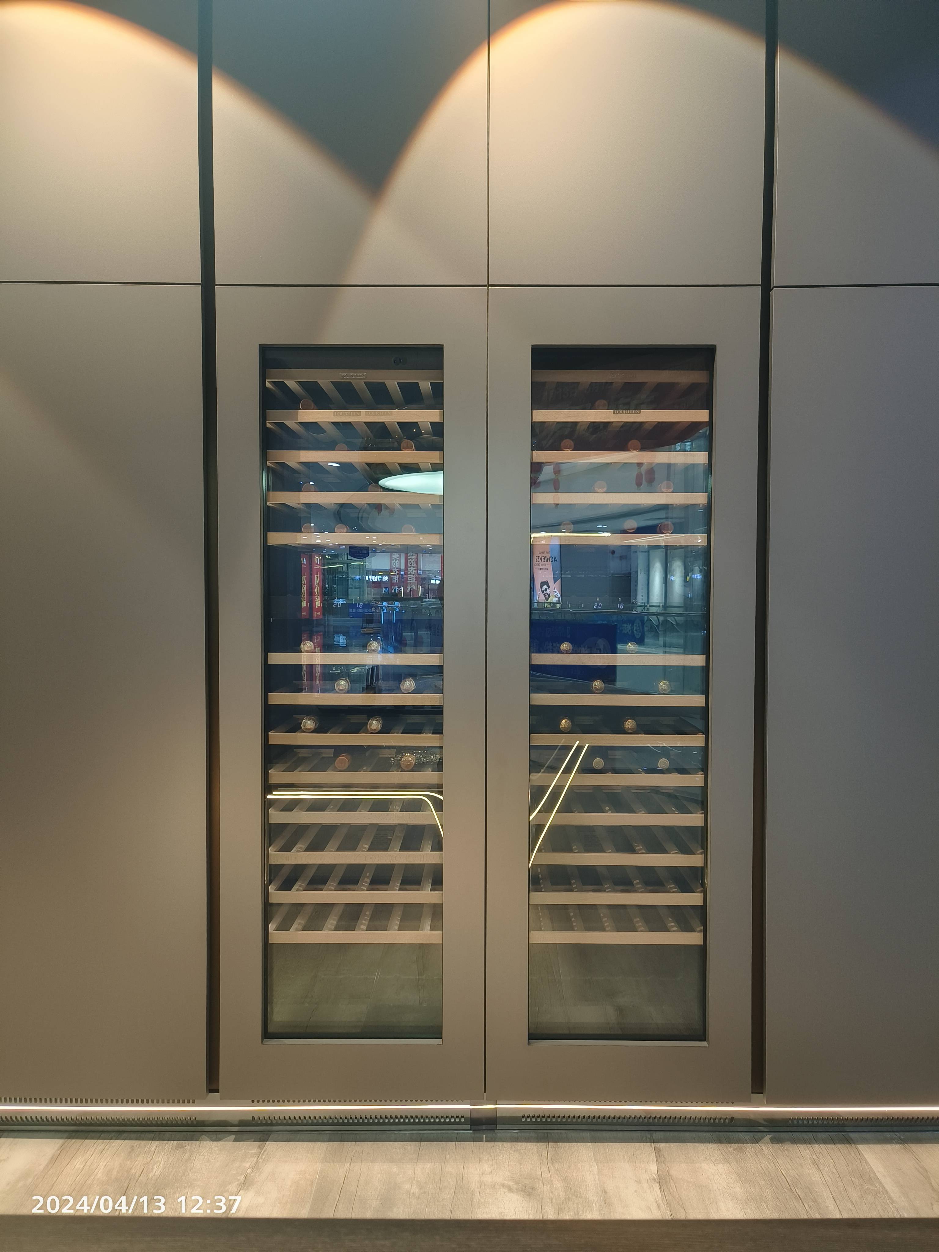 完美呈现全新富艇touchopen系列酒柜106sb亮相vifa威法高端定制展厅