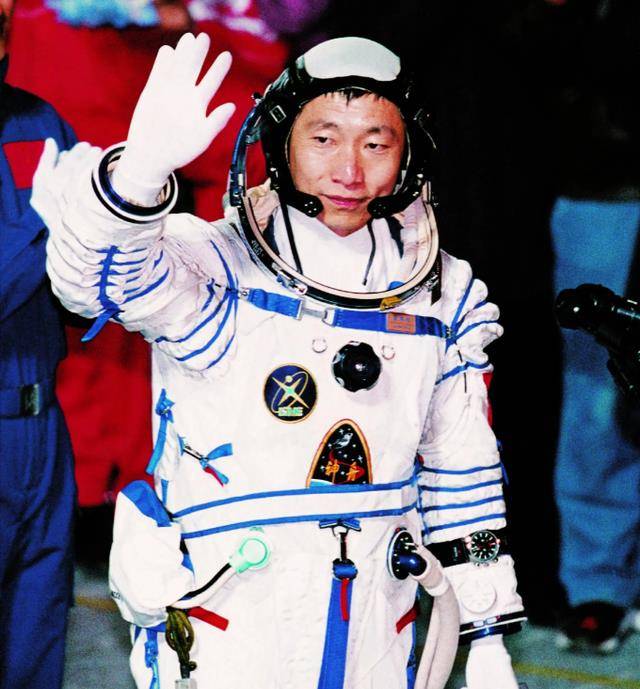 听到神秘"敲门声",13年后谜底揭开,多亏他当时冷静_飞船_飞行_训练