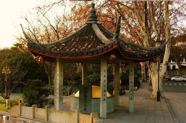 这时鲍仁已金榜题名,赴任时顺道经过苏小小家,不想却赶上她的葬礼