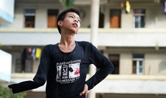 原创5岁失去右臂14岁受邀中国职业篮球联赛nba巨星库里为他点赞