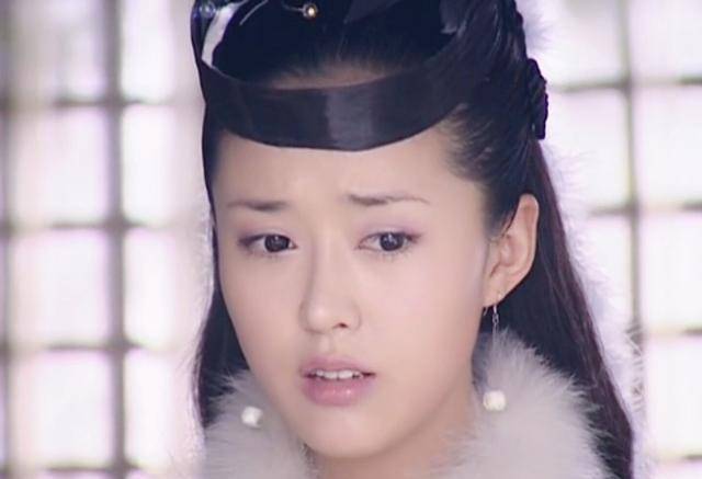 正此观看处,猪八戒动了欲心,忍不住跳在空中,把霓裳仙子抱住道:"姐姐