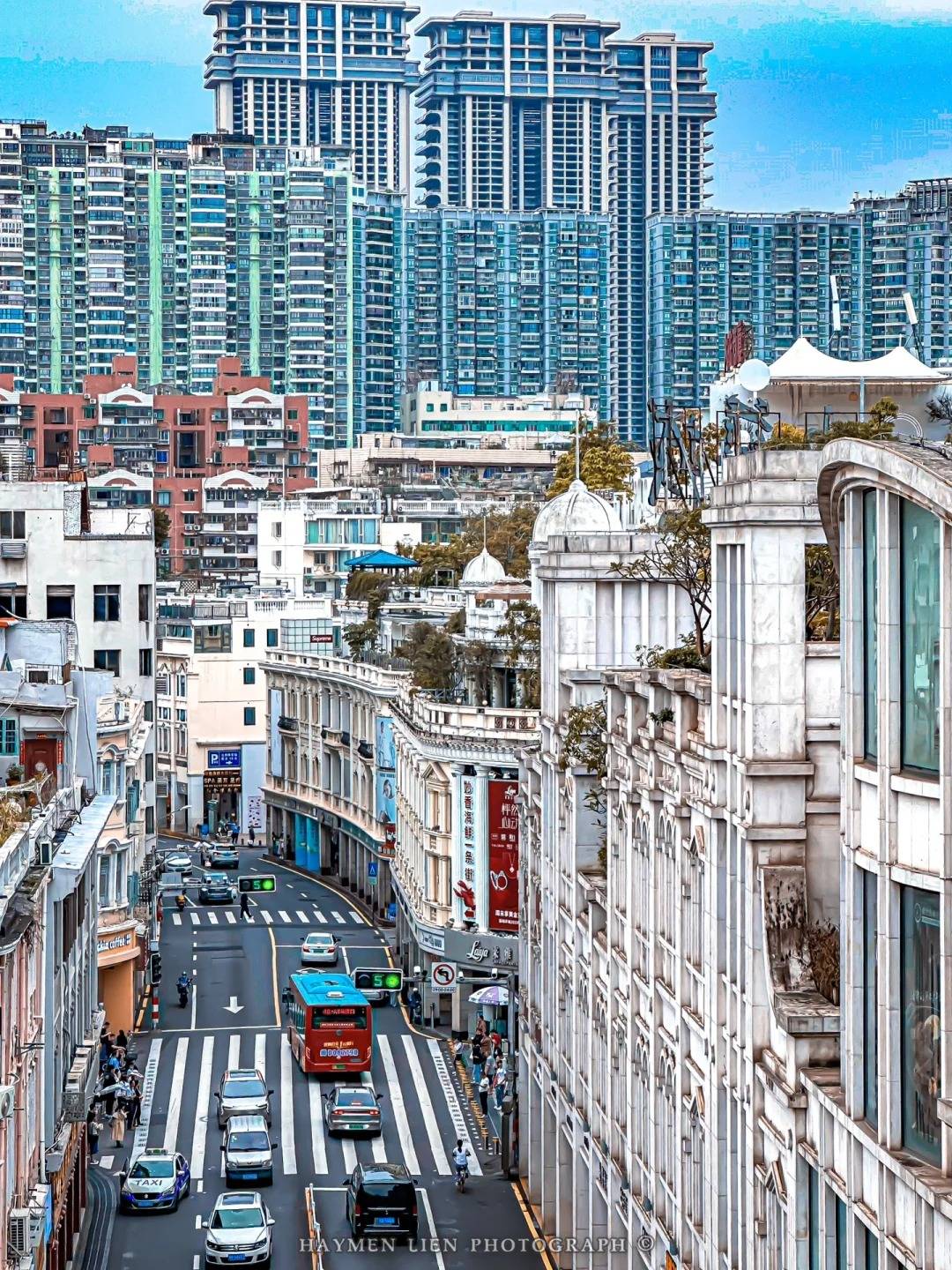 中山路步行街:这是厦门最著名的商业街之一,街道两旁商铺林立,各种