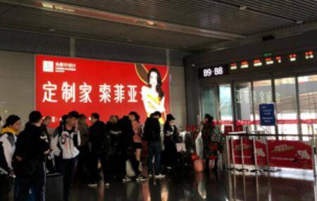 南站高铁站台层 三面直梯灯箱广告太原南站到达层--出站楣头灯箱广告