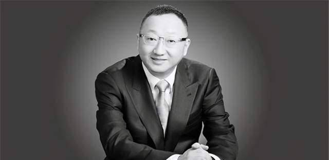 公务员辞职下海,靠电脑配件年赚70亿,生活奢靡,有三架私人飞机_亚非