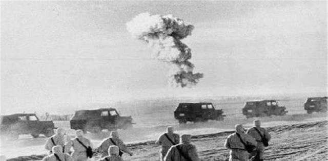 从1963年踏入罗布泊,到1985年,程开甲一直生活在核试验基地.