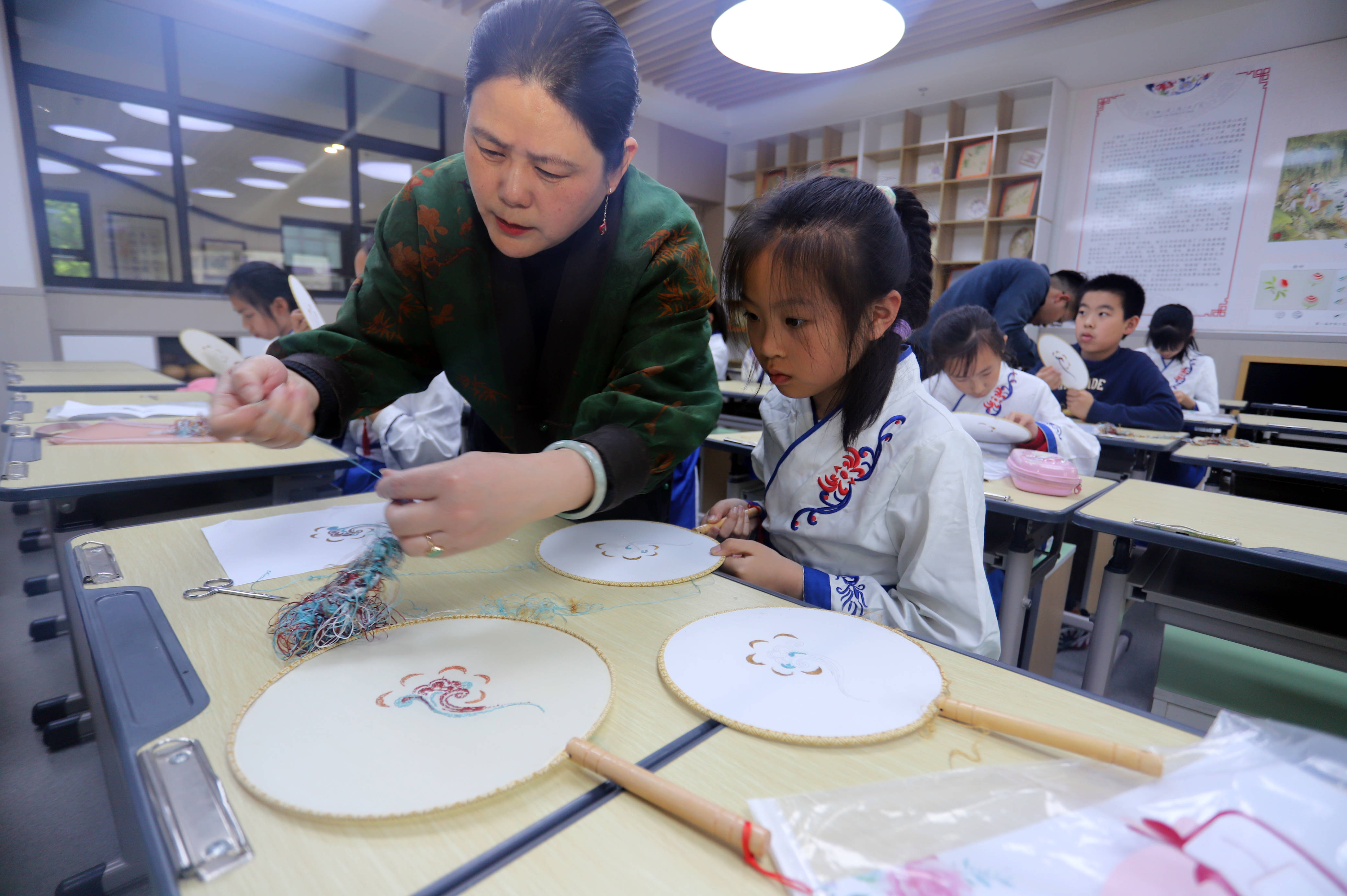 苏州市平江实验学校开展"非遗刺绣进课堂"活动
