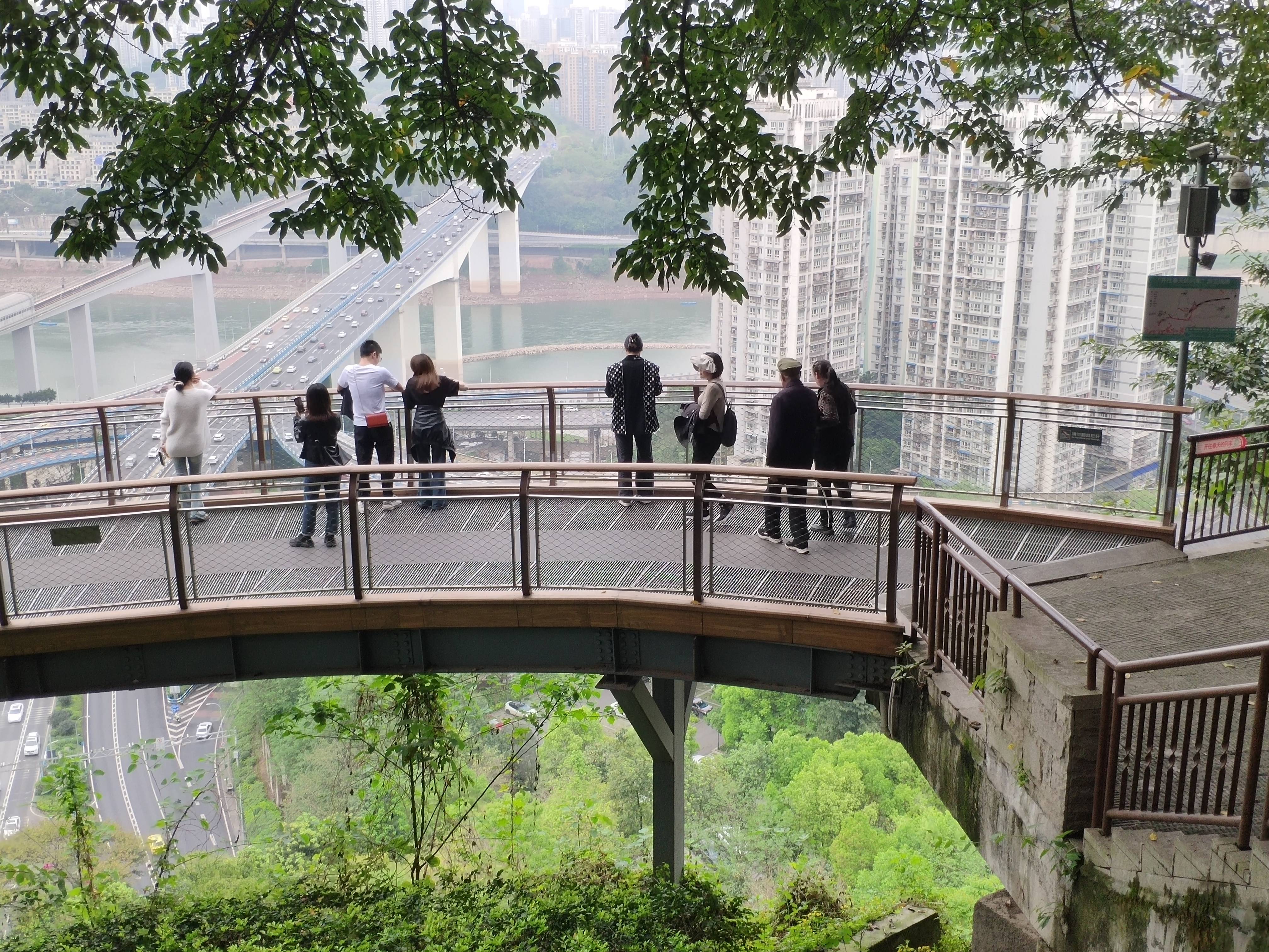 重庆半山崖线步道打造市民慢行交通系统 成休闲观光打卡地