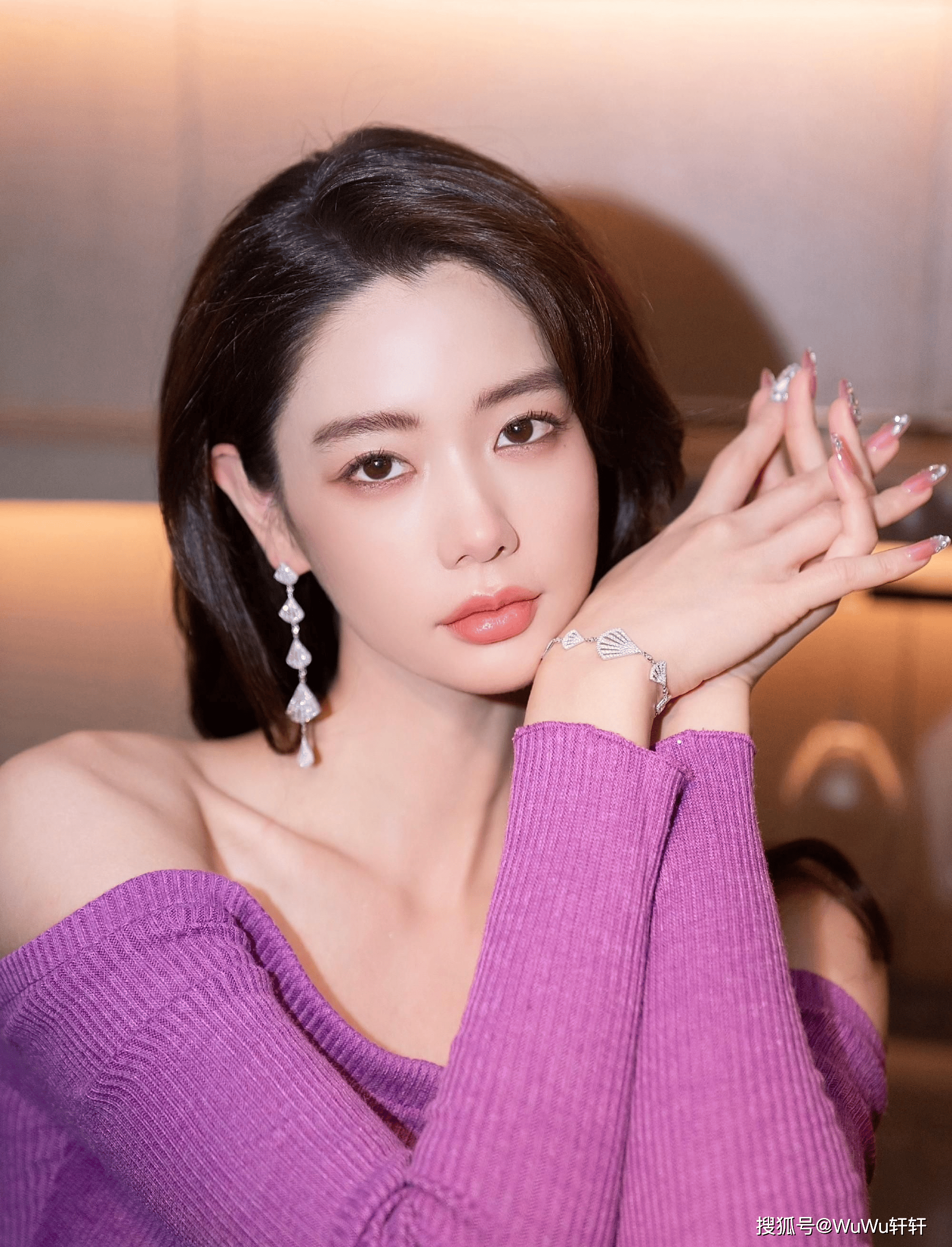 总之,李成敏以其超凡的美貌,完美的身材,才华横溢的表演和充满爱心的