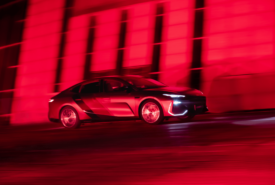 好看又好开 吉利银河e8"城市地标挑战"玩转"福塔"赛道