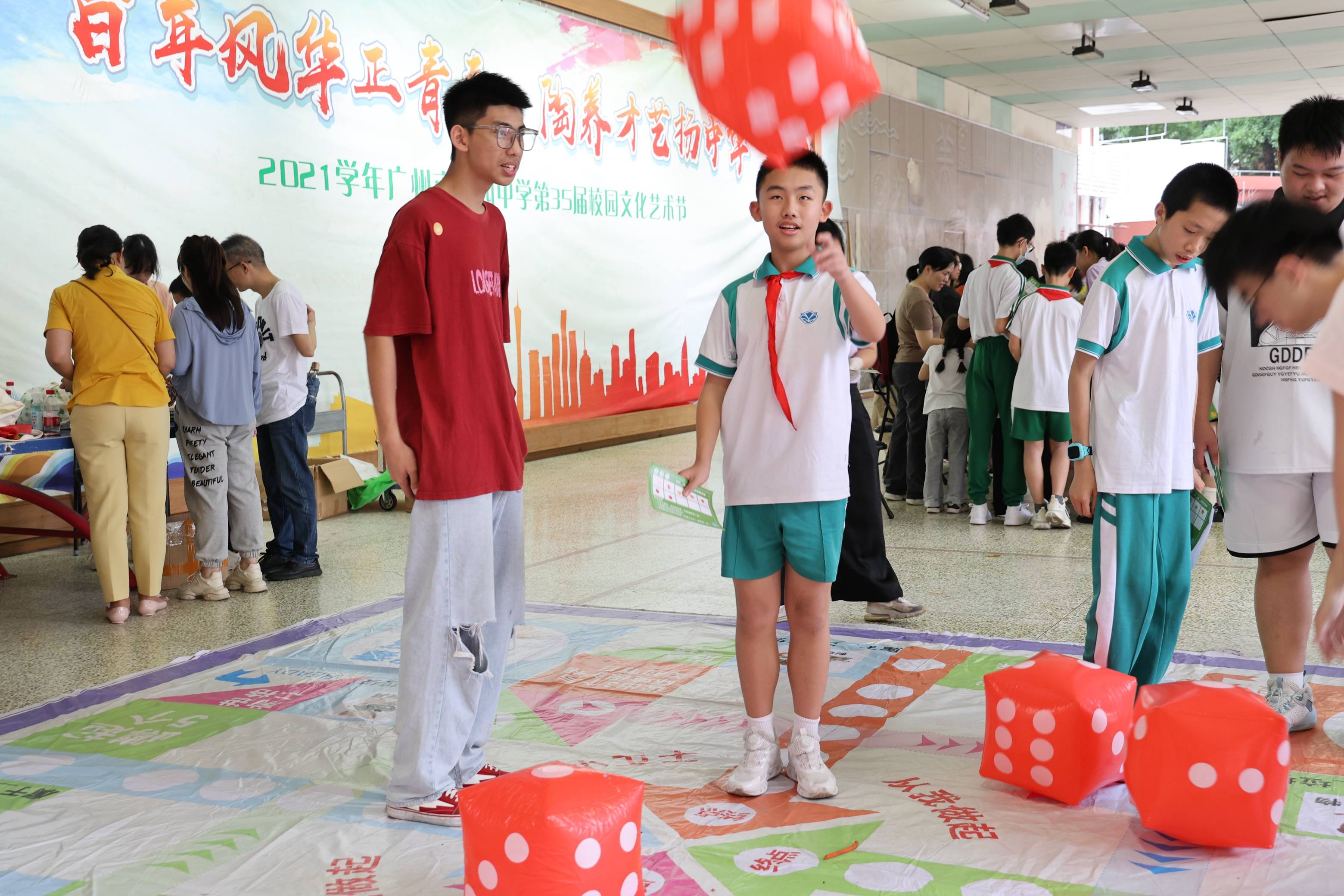 广州市美术中学校服图片