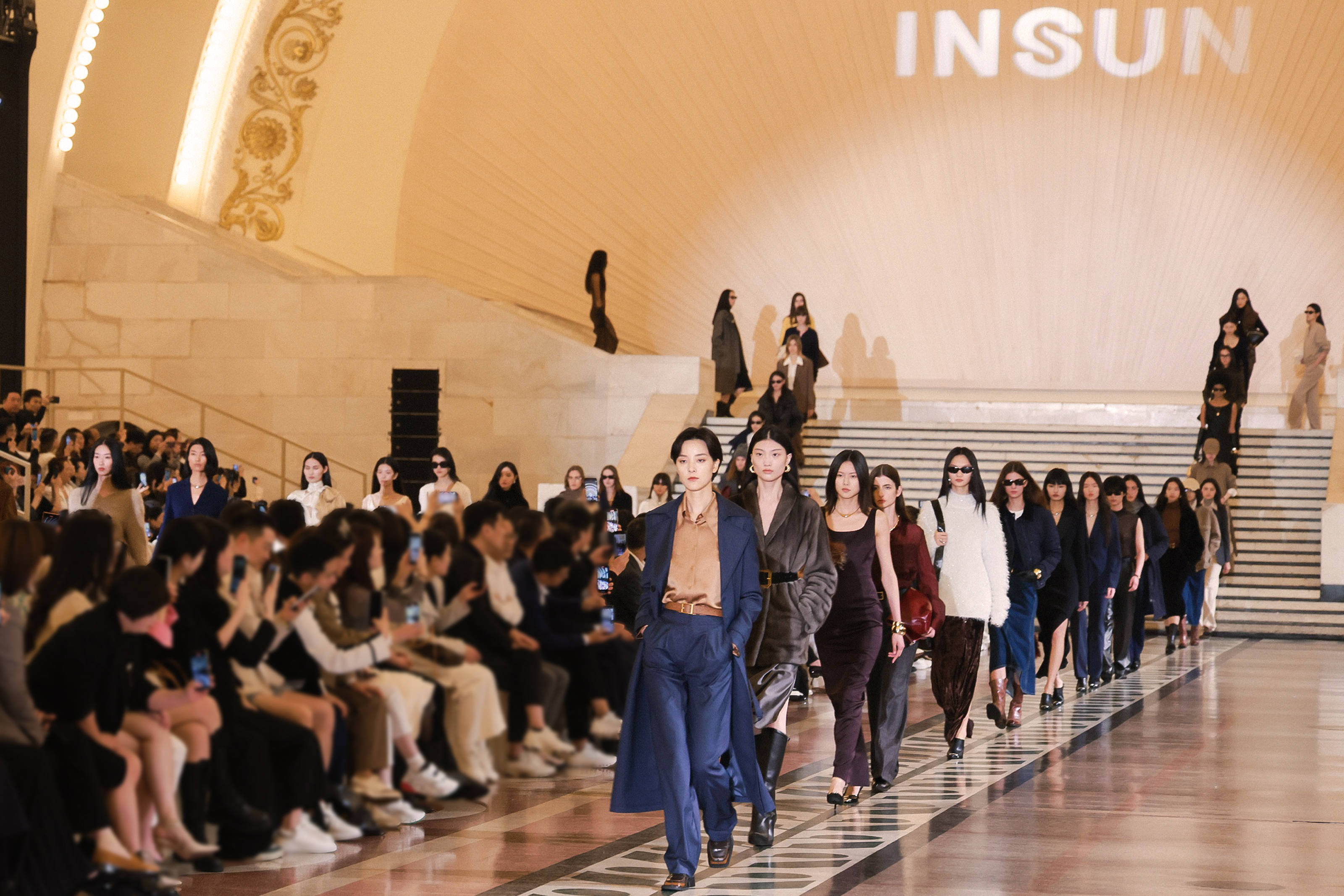 出席「portrayals女性绘像」insun恩裳20周年发布秀_时装_品牌_着装