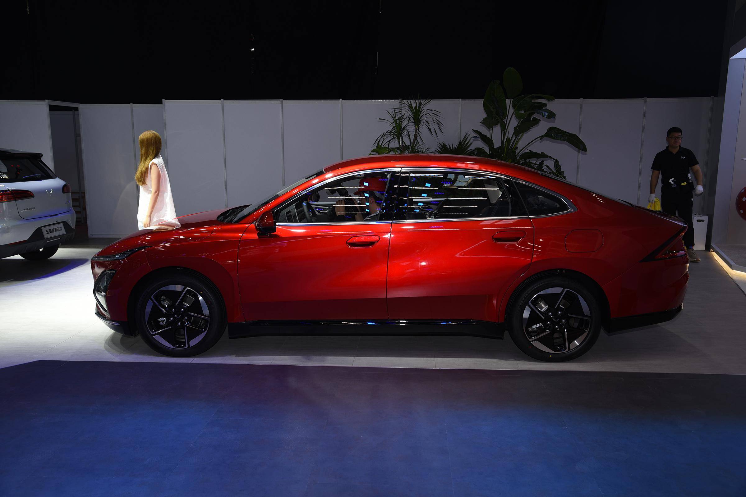 主打性价比,五菱星光ev正式上市,纯电中型车/售价9.98