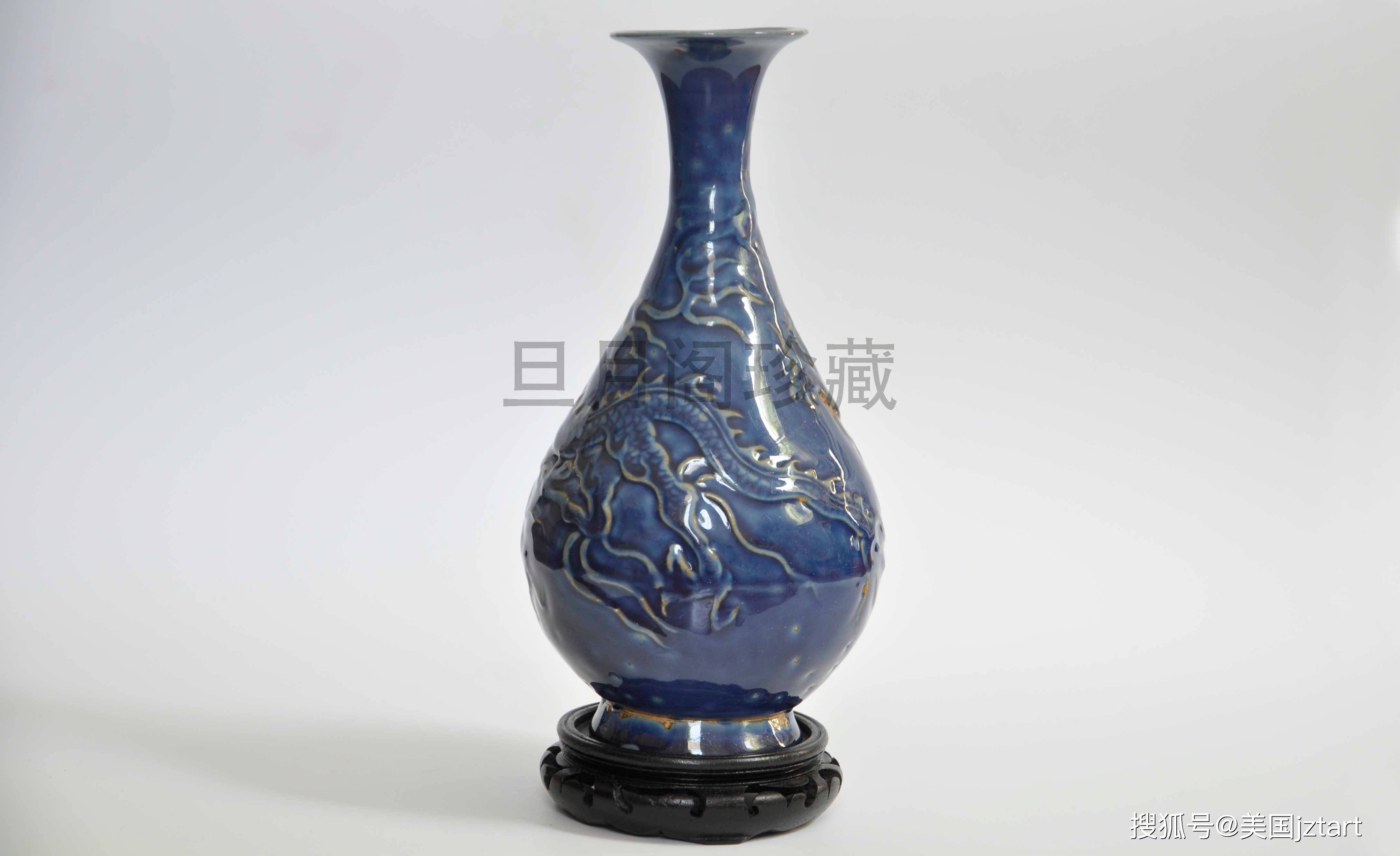 蓝釉,为元代景德镇创烧的单色釉新品种,係采用青花钴料于高温下烧成