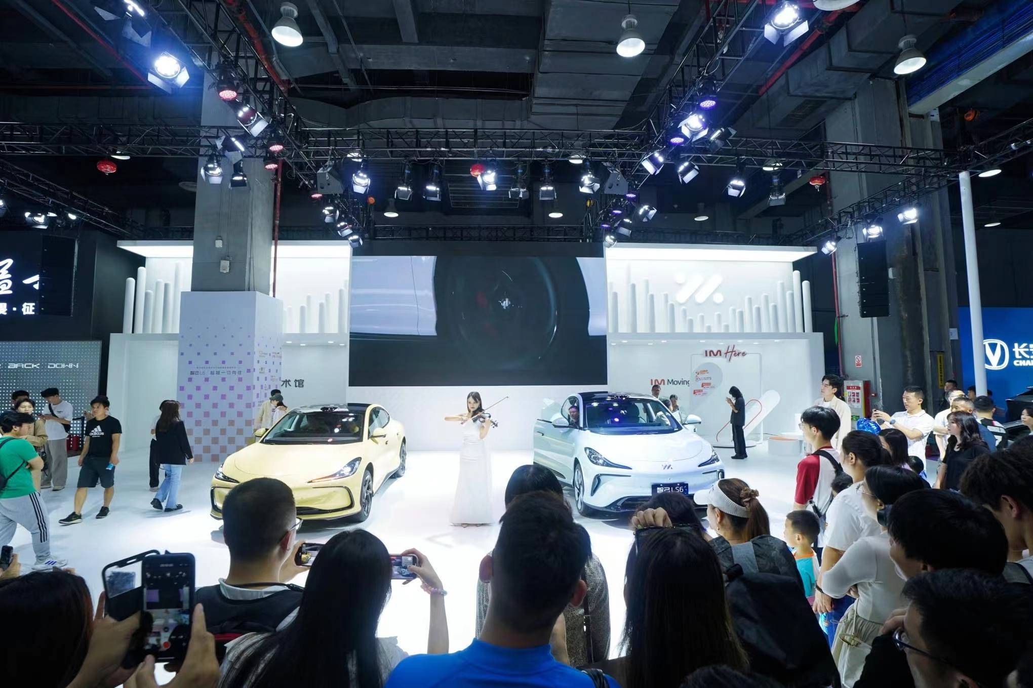 2024广州华南国际车展:智己l6全系搭载"智能生态驾舱系统"imos 3.