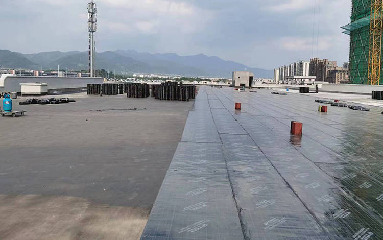 3)通常需要在已铺设的防火卷材上进行其它类型的施工作业:如在屋面上