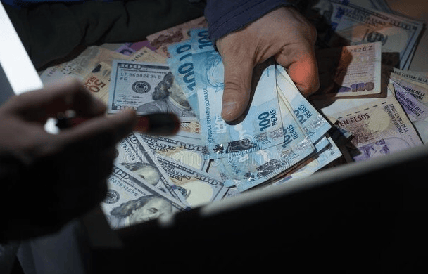 使之无法反映真实的情况。因此，单纯依靠银行流水来判断走私罪可能会导致误判。