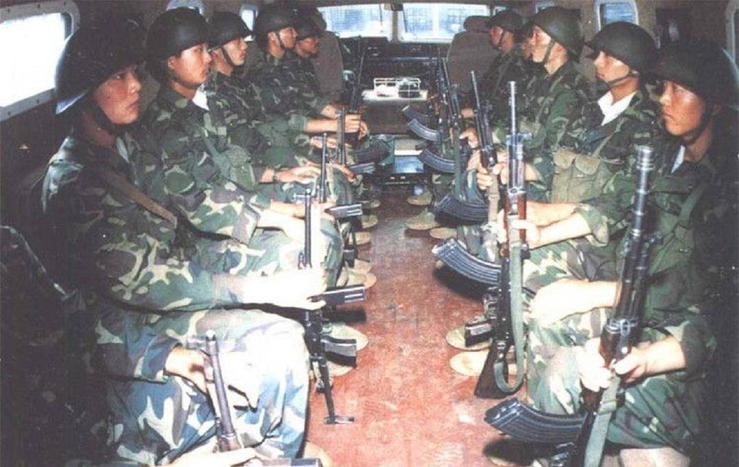 等到8月30日晚上的时候,所有待命部队统一接到命令,次日2000多武警