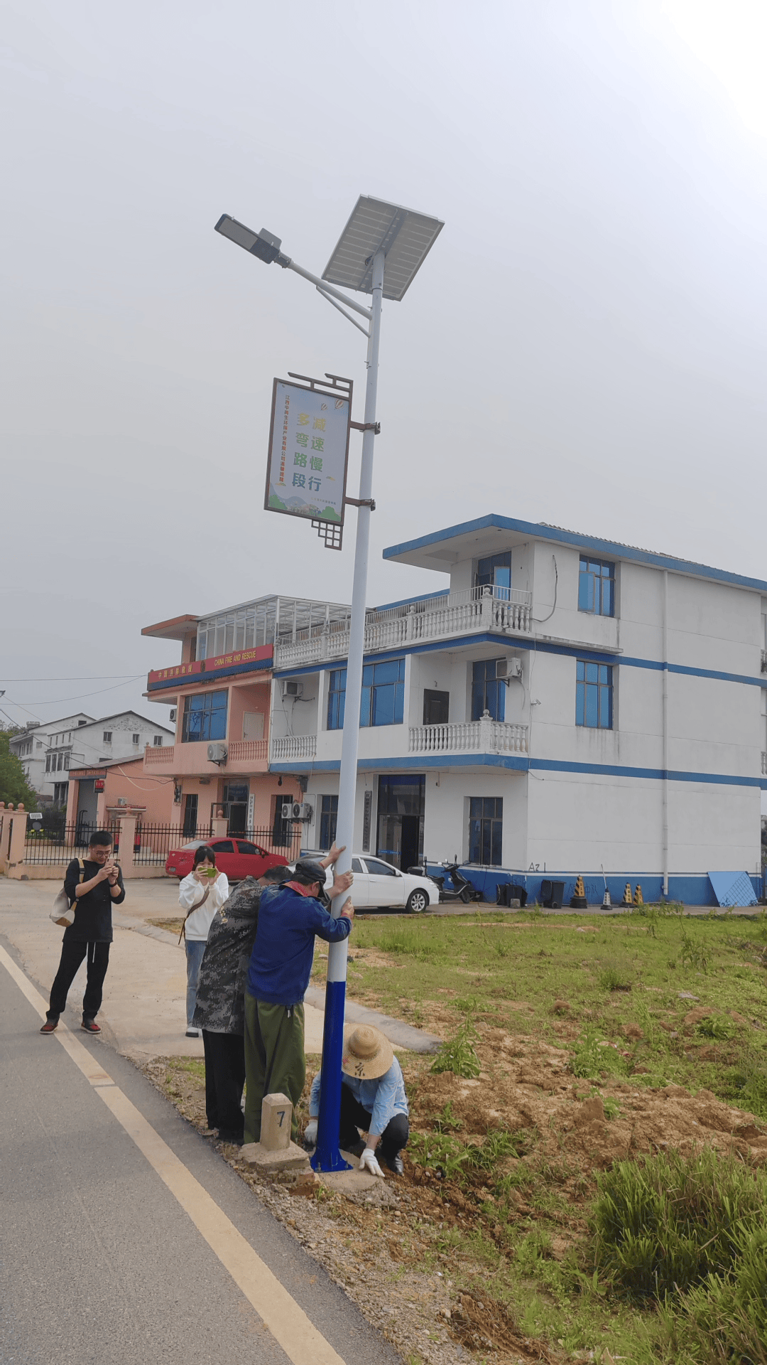 47盏路灯照亮回家路 南昌交警等单位联手为村民安装照明灯