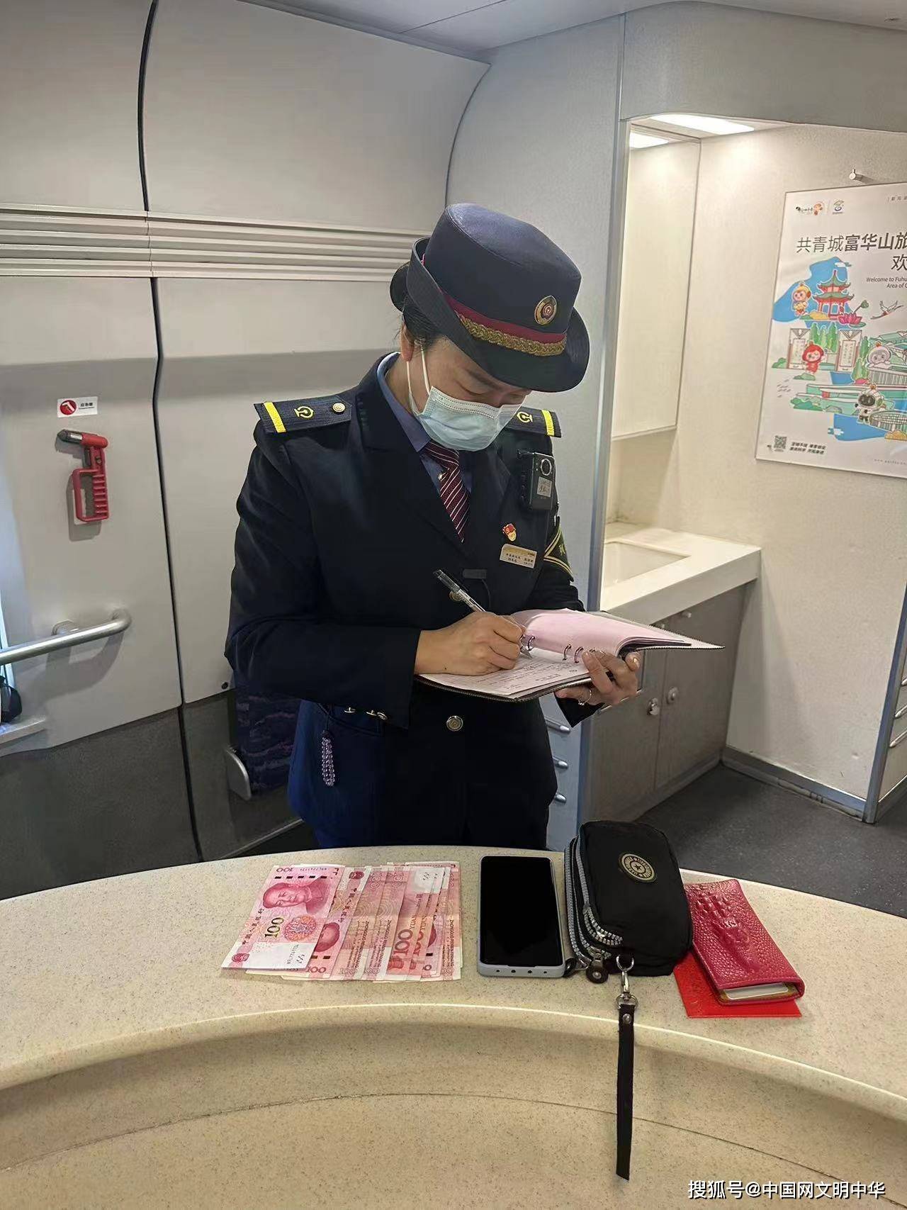 杨先生乘坐在南昌客运段动车三队担当的d2321次列车6号车厢8f座位上