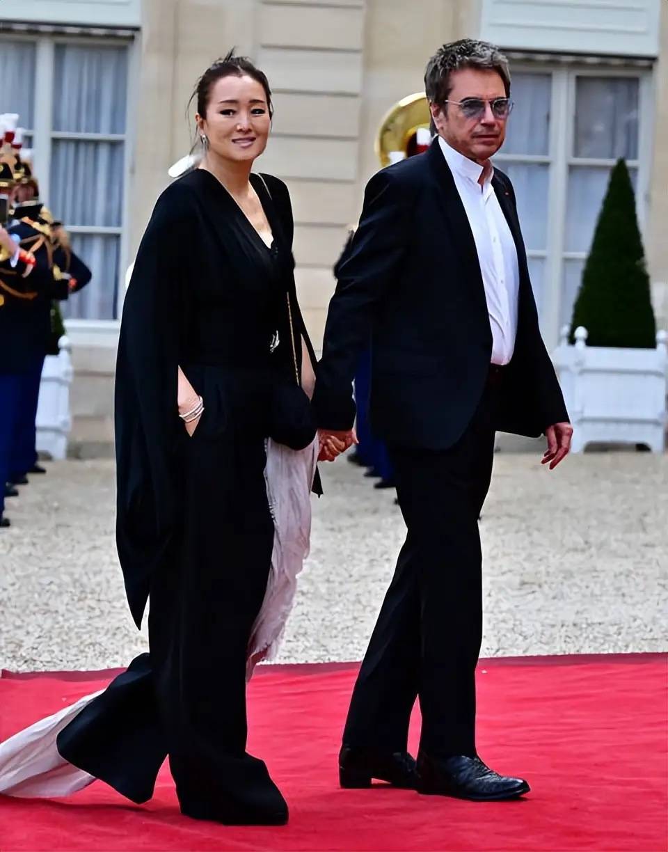 和75岁老公受邀出席法国国宴,一身黑白配又嫩又霸气_米歇尔·雅尔