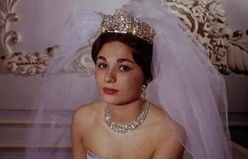 16岁被国王求婚,嫁入王室被宠成女王,却因身体一缺陷惨遭休弃_索拉娅