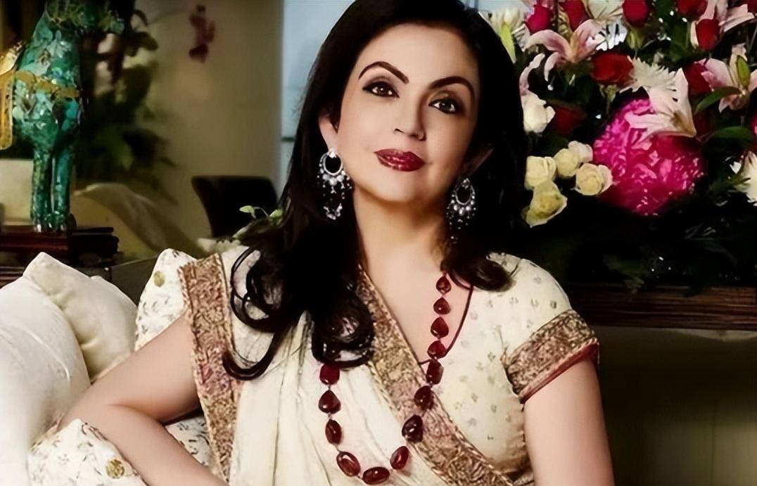 印度首富夫人有多受宠?跑车镶3万颗钻石,鼻孔上挂着顶级祖母绿