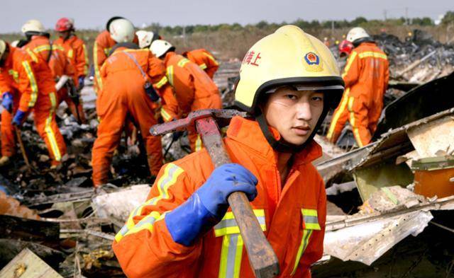 被埋废墟124小时后获救,如今去当消防员拯救他人_生命_灾难_救援