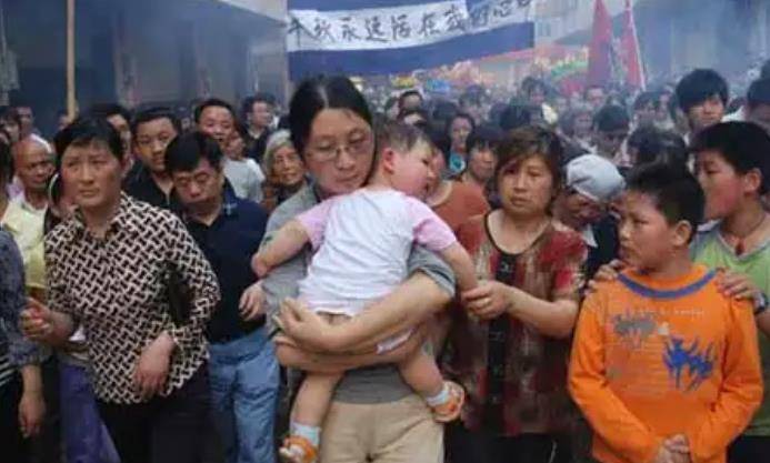 汶川地震,谭千秋舍身护4名学生牺牲,女儿谭君子哈佛毕业,留美