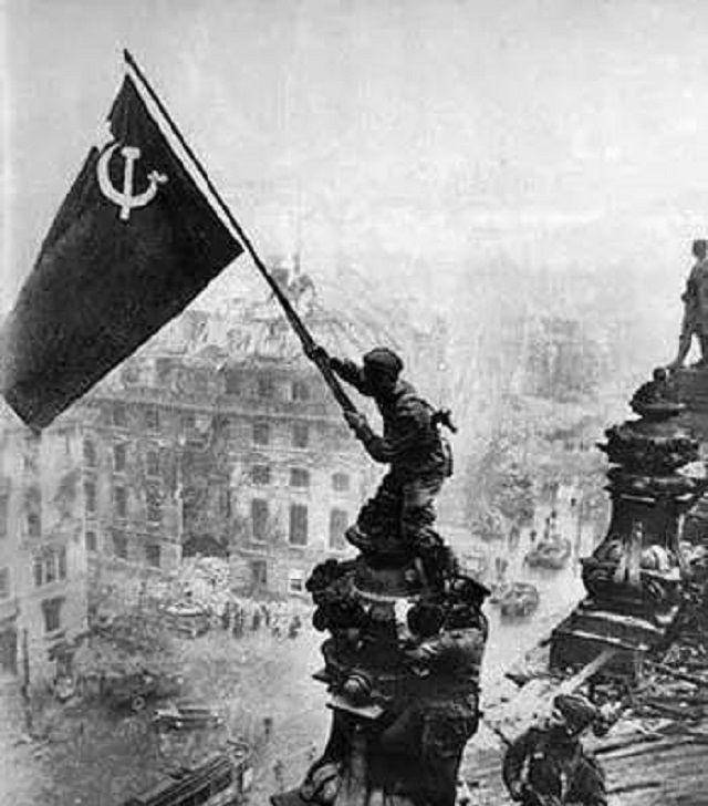 朱可夫红场阅兵后,瞟了一眼身边的斯大林,他把手放下了_苏联_德军