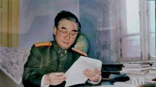 1992年,张震卸任国防大学校长,继任者是谁?二野出身的一代名将