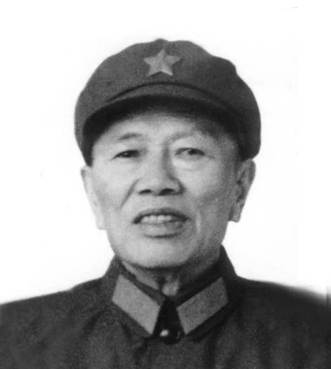 庐山会议后,邓华离开军队后处处受排挤,秦基伟不顾安危鼎力相助