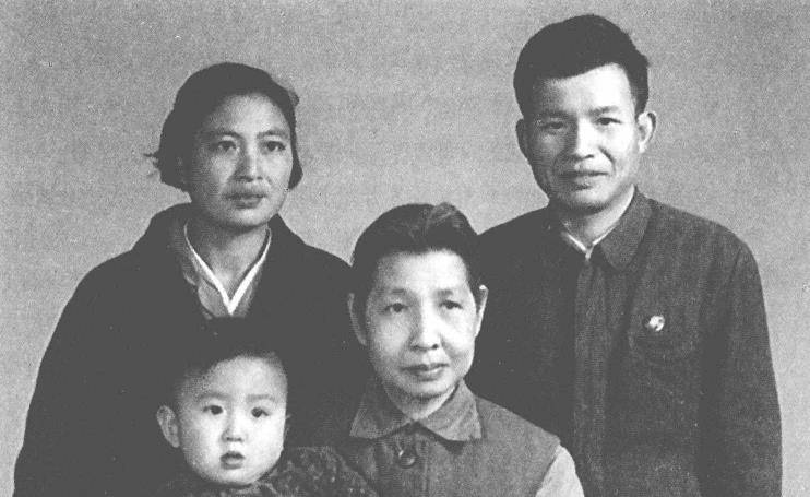 江西孤儿靠乞讨长大,23岁中央来人找他:你亲妈是个大首长