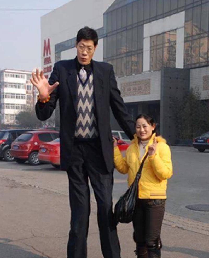 亚洲第一巨人张俊才:身高2米42,比姚明高半个头,结婚22年无子