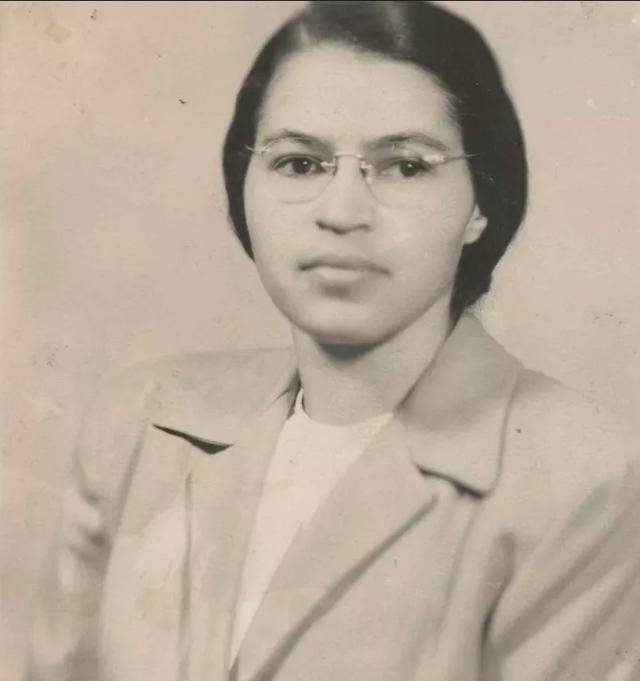 她公交车上拒绝让座被警察逮捕,不服上诉后成美国英雄,享受国葬