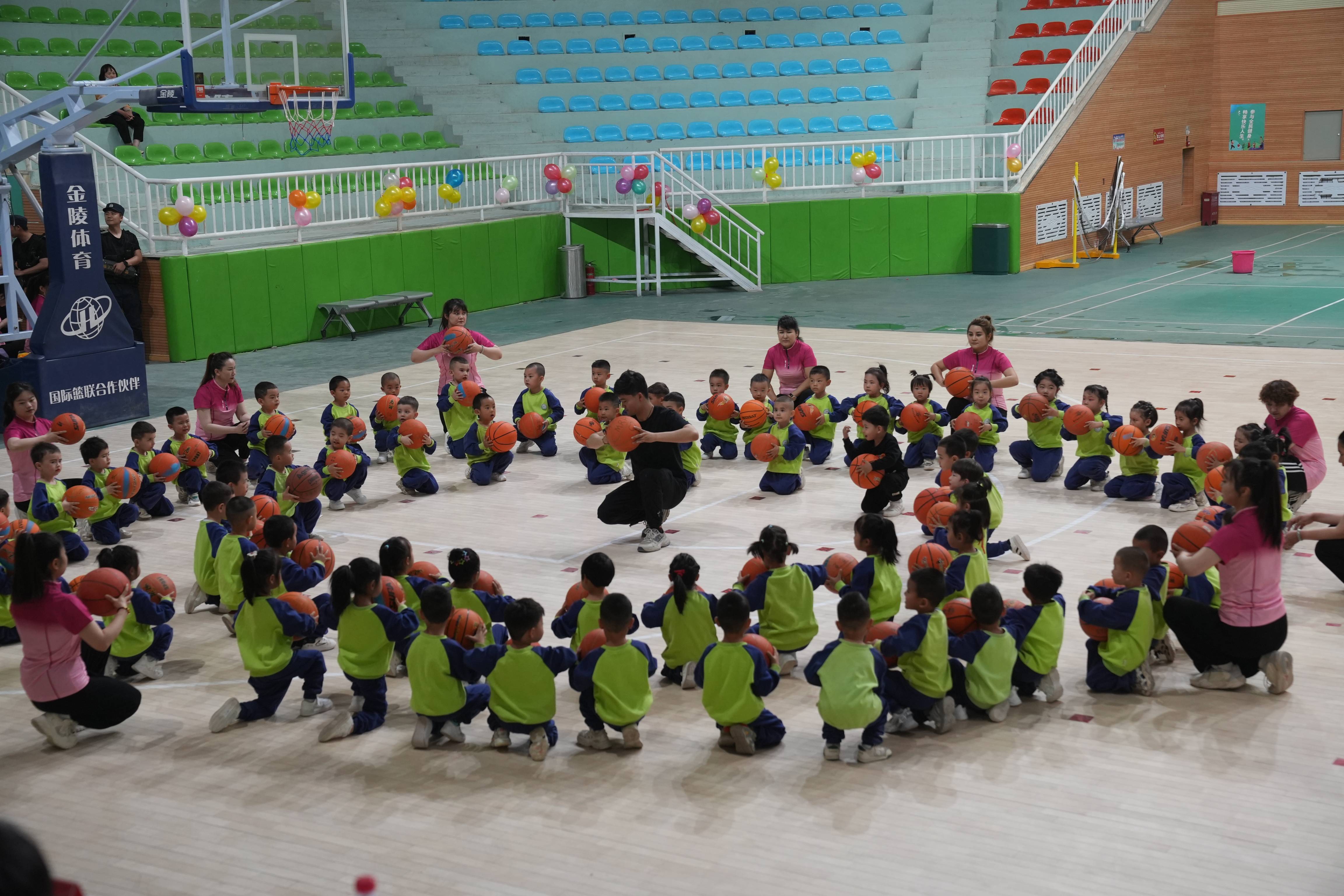 若羌:花样器械操 健康促成长_活动_幼儿_动作