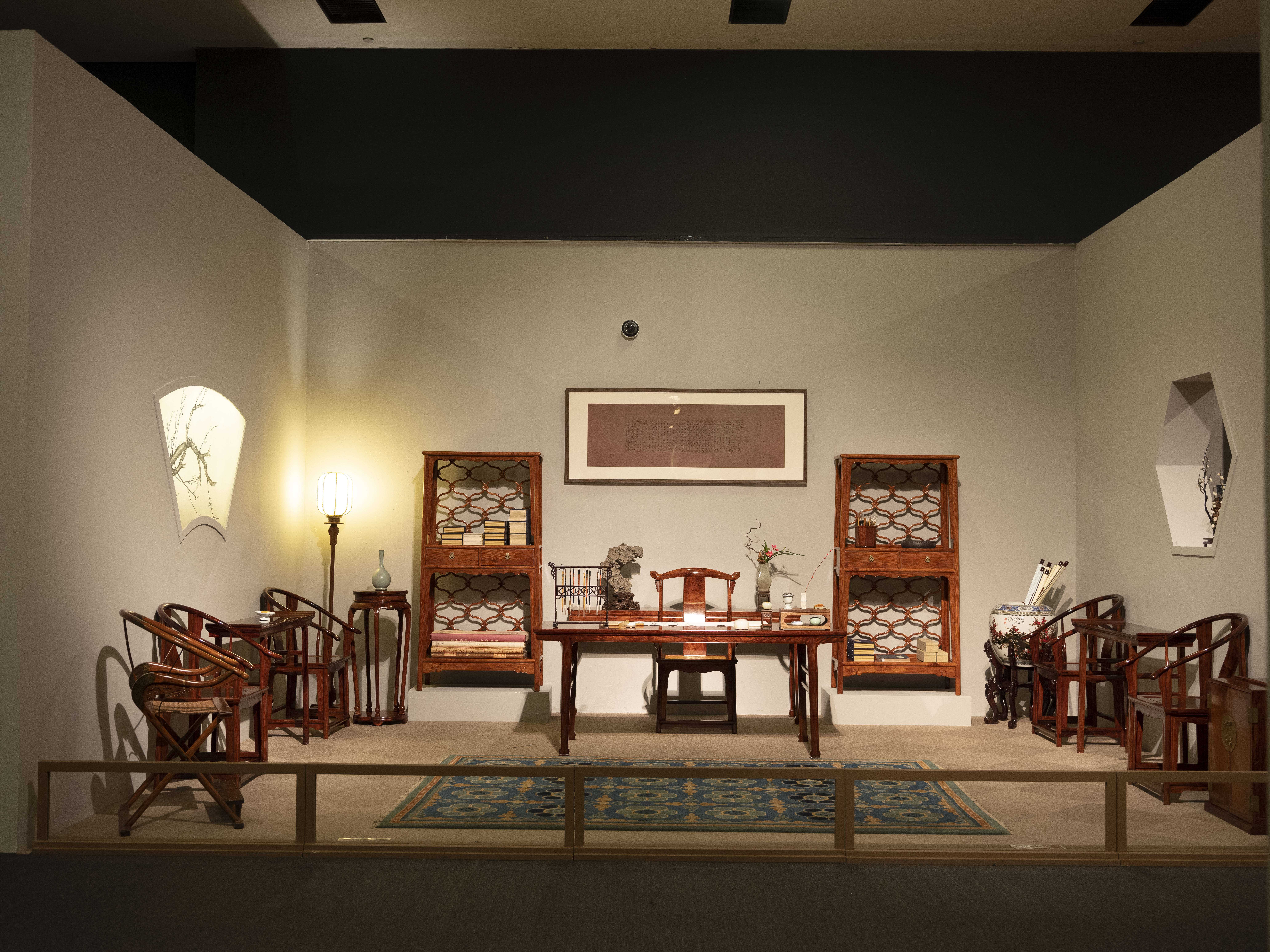 中国工艺美术大师伍炳亮正在坐镇2024中国工艺美术博览会