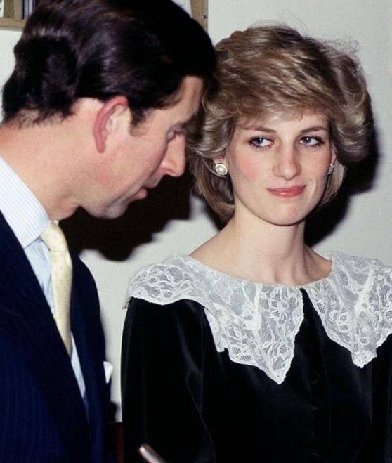 40年前,戴安娜穿着水手服青涩可爱,准儿媳见女王婆婆乖巧又懂事