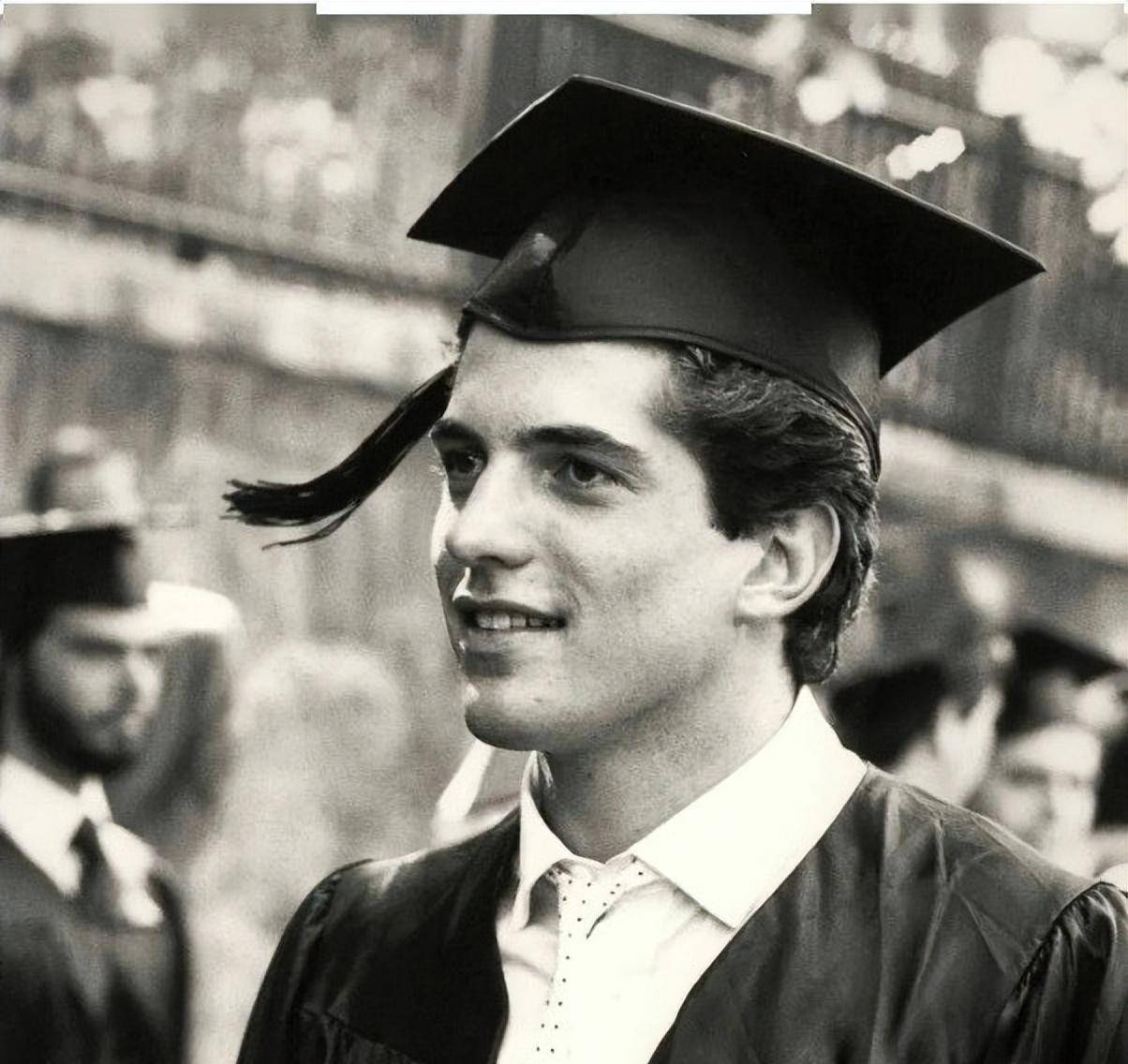 "美国之子"小肯尼迪:杰奎琳用一辈子保护的儿子,39岁葬身大海