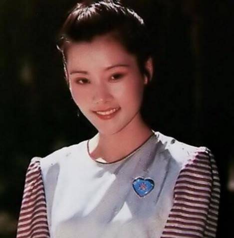 何赛飞:25岁嫁初恋,儿子跟她姓,32年无绯闻,婚姻美满知足常乐