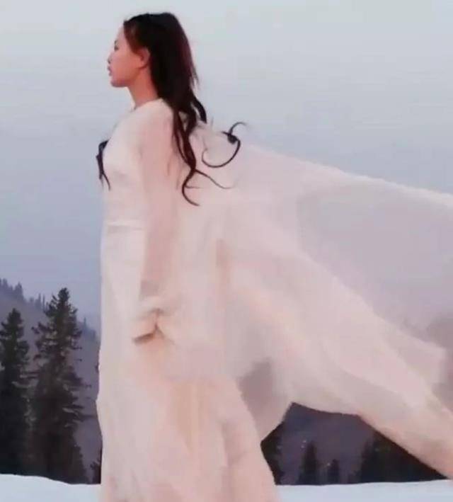 戏内美戏外就惨,杨超越赤脚踩雪,王鹤棣版的将夜备受降维打击