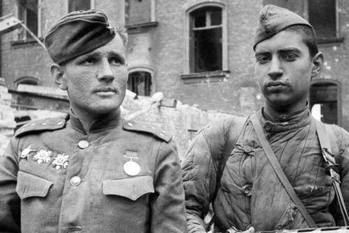 二战苏军攻陷柏林后的暴行,整个柏林被摧毁数十万德国妇女被侮辱