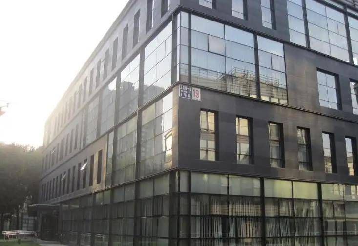 前江西首富欠下800亿,携61亿巨款带女星出逃,亲爹去世也不回来