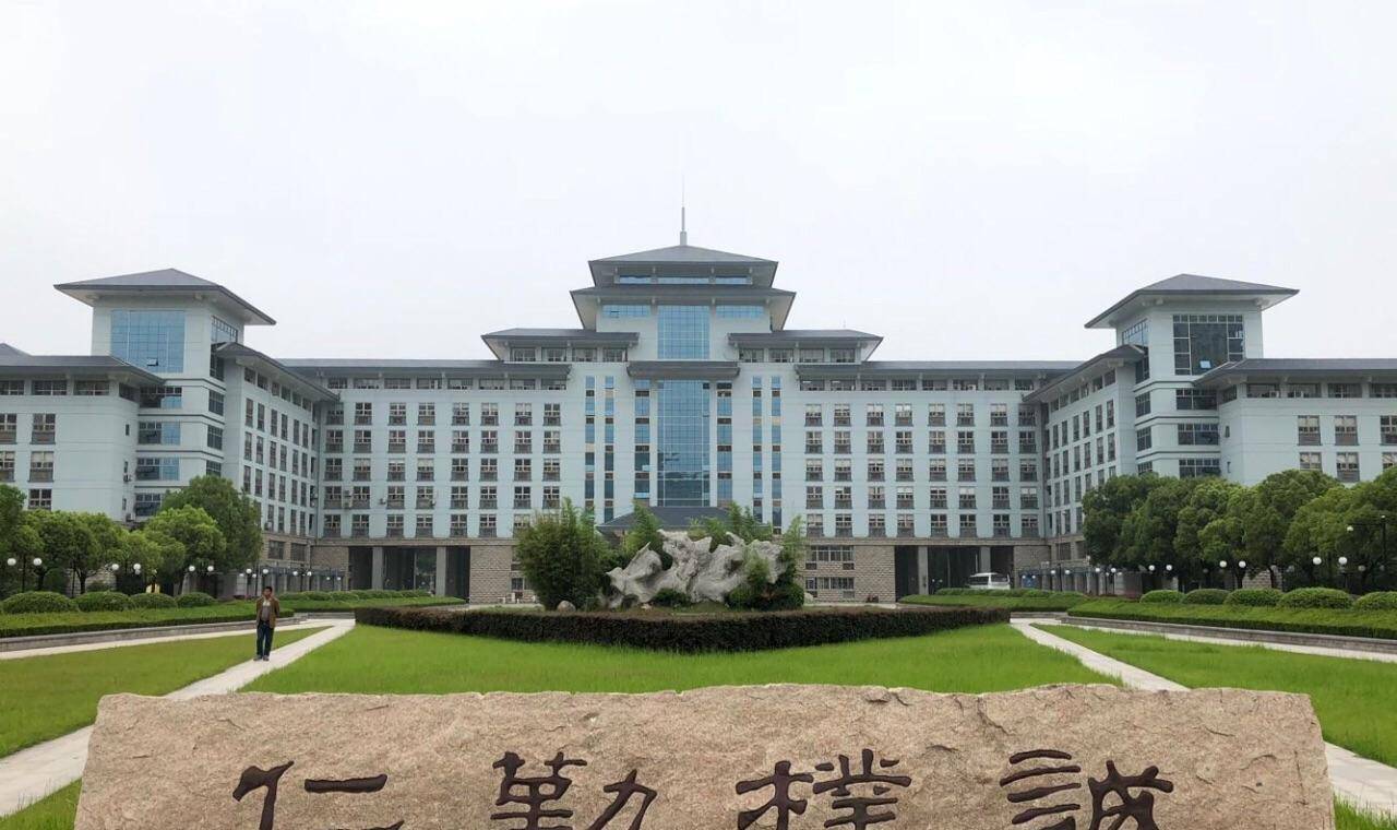 南京大学工学院分出,合并金大理学院电机,化工二系,成立南京工学院