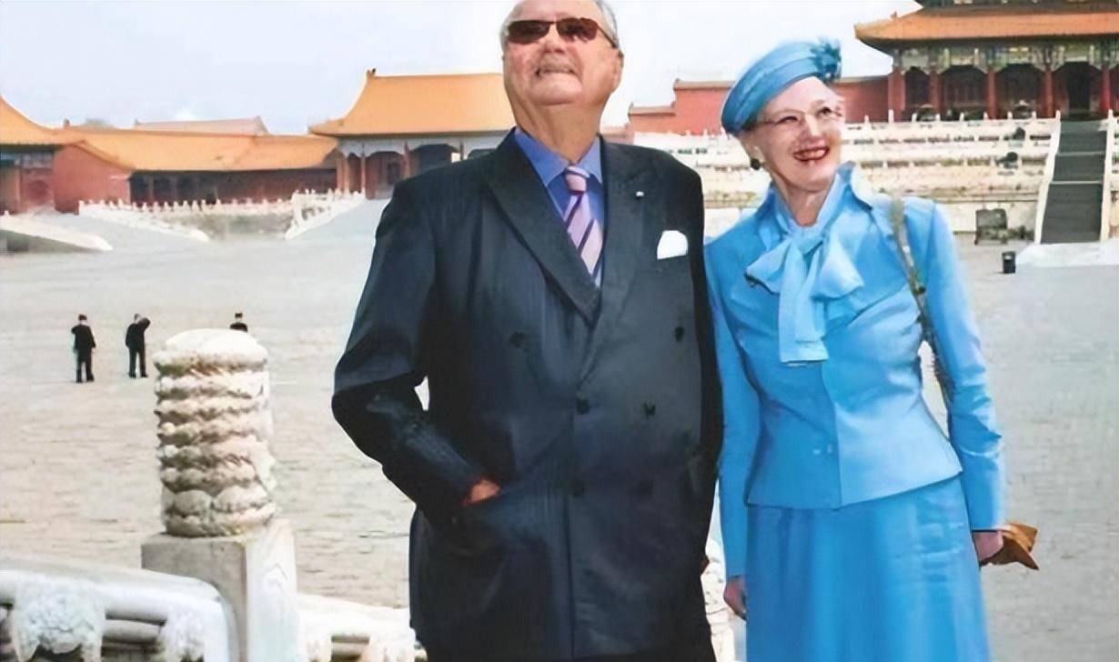 82岁丹麦女王:被丈夫亲亲抱抱举高高,夫妻恩爱51年比英女王幸福