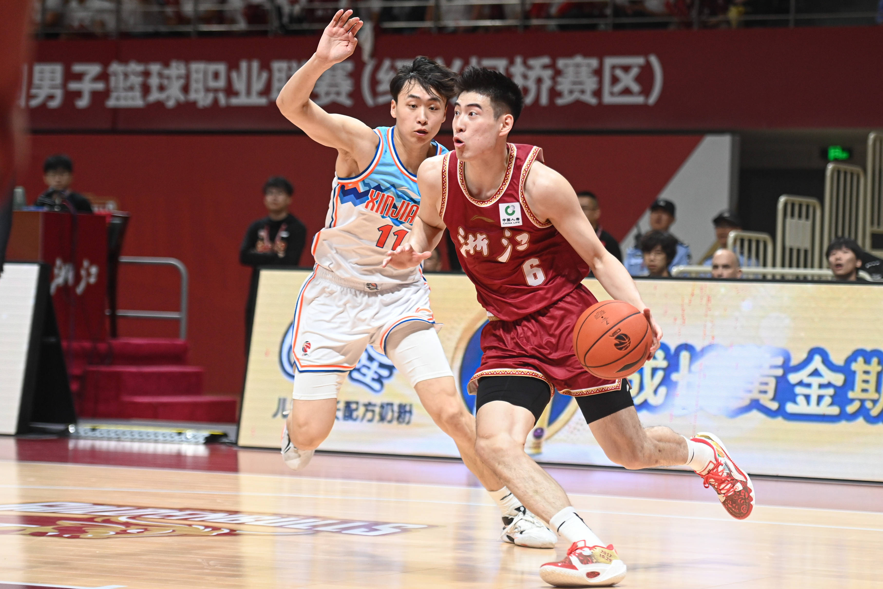 浙江双后卫16中4陷低迷 程帅澎悔恨落泪_琼斯_新疆男篮_吴前