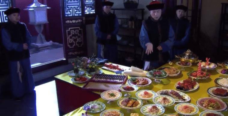 一个打杂,一个监督,制作过程需要记录在案,御膳房的门口也有士兵把守