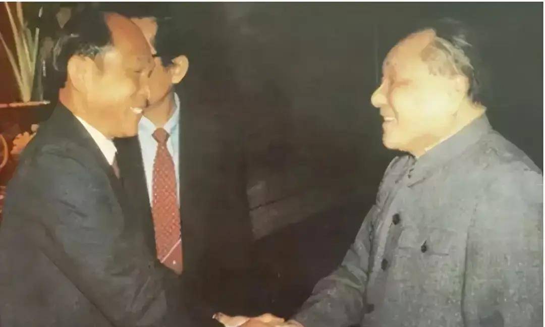 三位享国葬的香港富豪,其中一个裸捐2000亿,升起香港第一面红旗