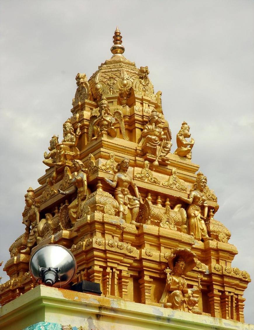 这座金光灿灿的金庙,成了锡克族教徒的骄傲,也是印度名声古迹中一颗